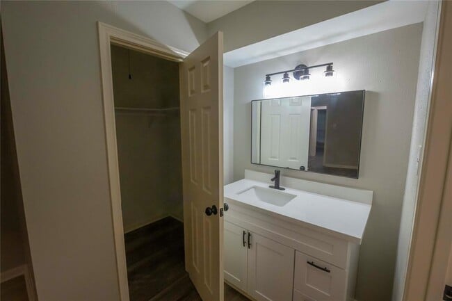 Building Photo - 3318 Kentwood Dr