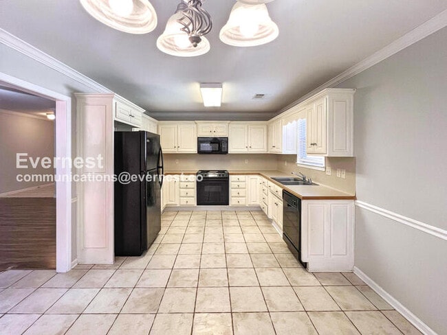 Building Photo - 3 Bed, 2 Bath Home with Garage / Available Now!