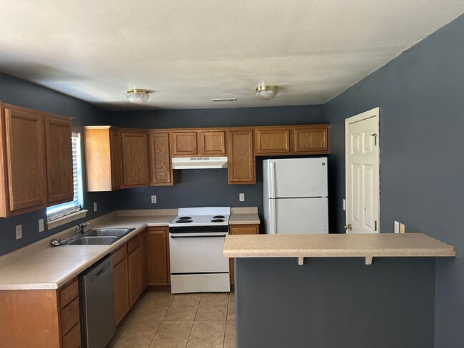 Building Photo - 4 bedroom 2 bath home available in Bentonv...