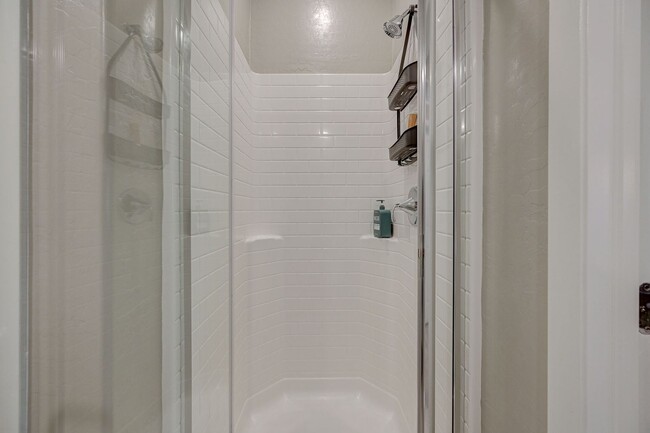 Building Photo - Modern 3 Bedroom Townhouse near Blue Diamond