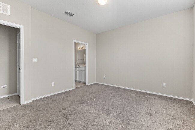 Building Photo - 10719 Noble Canyon