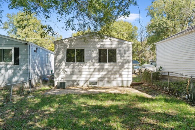 Building Photo - Affordable 3 bed 1 bath home with off-stre...