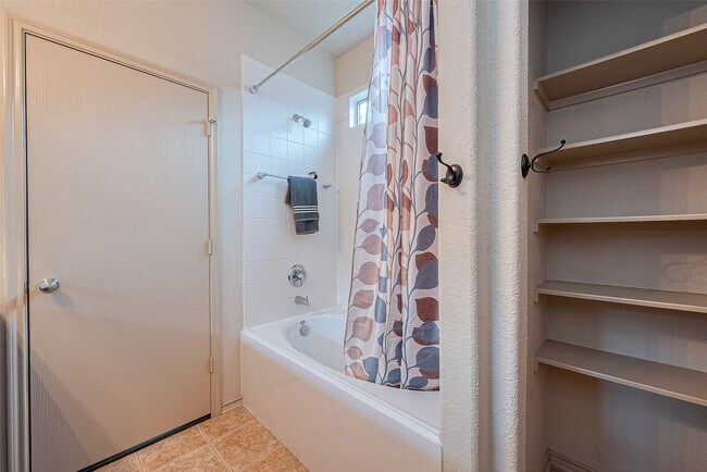Building Photo - 1810 Emerson Ridge Dr