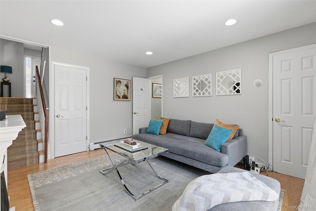 Building Photo - 10 Bayberry Ln