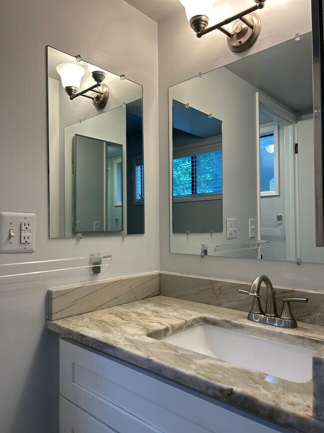 Building Photo - Houk Duplex