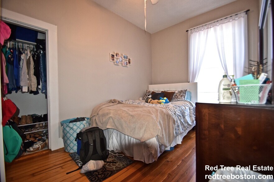 Building Photo - 554 E 4th St