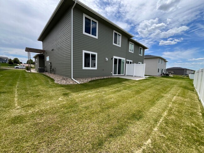 Building Photo - Stunning 5 Bed/2.5 Bath Twinhome For Rent in West Sioux Falls!