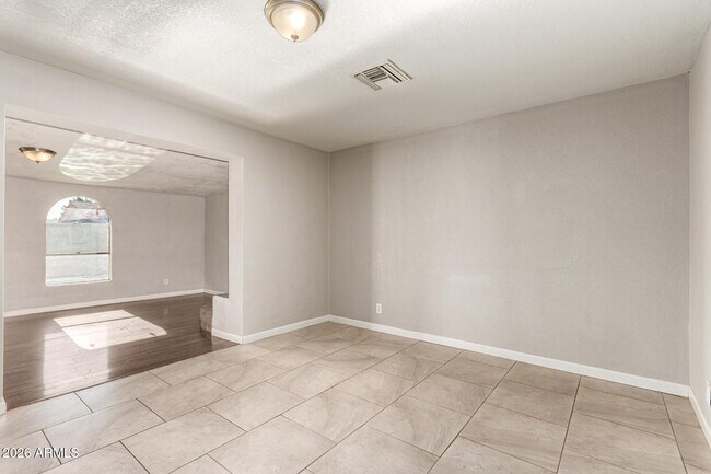 Building Photo - 1708 N Daffodil St