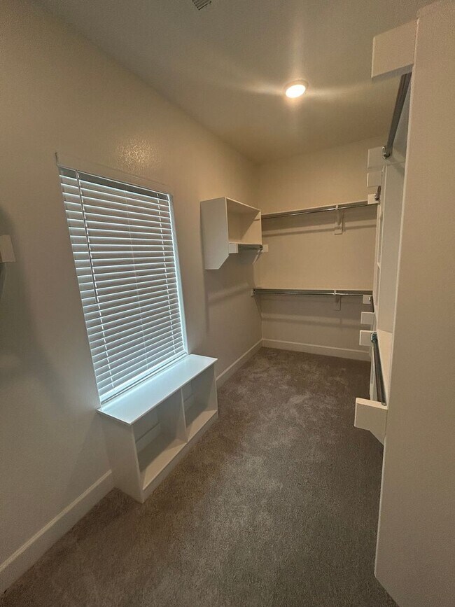Building Photo - Beautiful Modern Home in Pea Ridge!