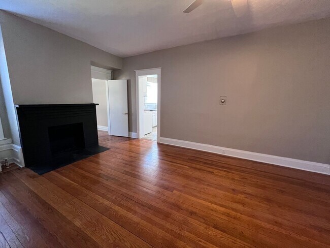 Building Photo - 641 Parkwood St NE
