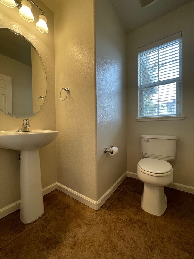 Building Photo - Nice Townhome w/ Detached Garage, Granite ...