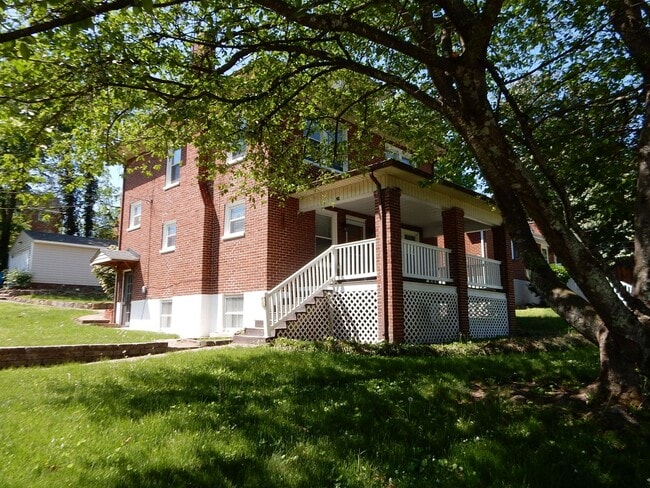 Building Photo - Grandin Court Foursquare convenient to SW ...