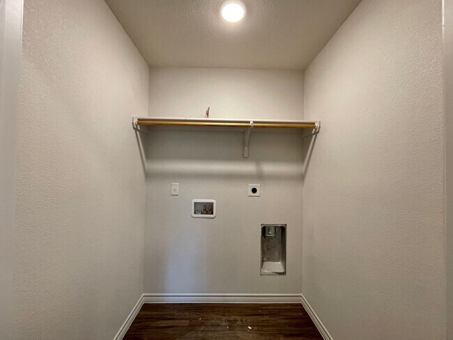 Building Photo - 1712 Clovis Dr
