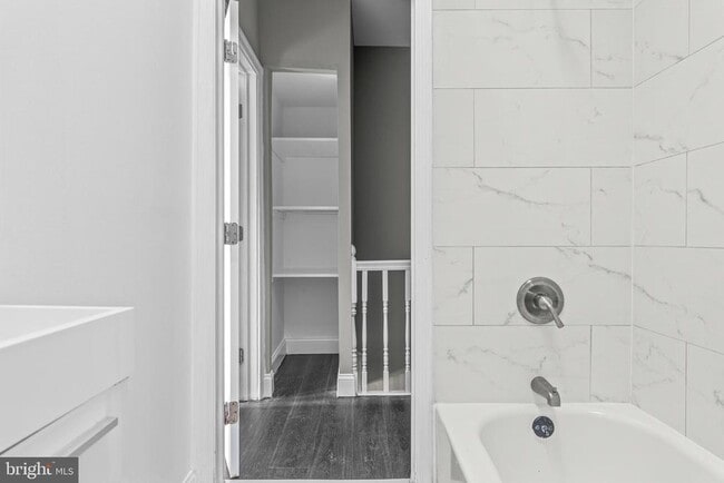 Building Photo - 5427 Ridgewood St