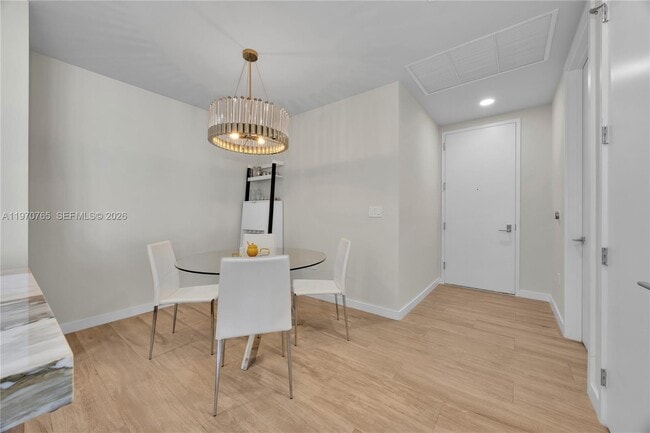 Building Photo - 2831 S Bayshore Dr