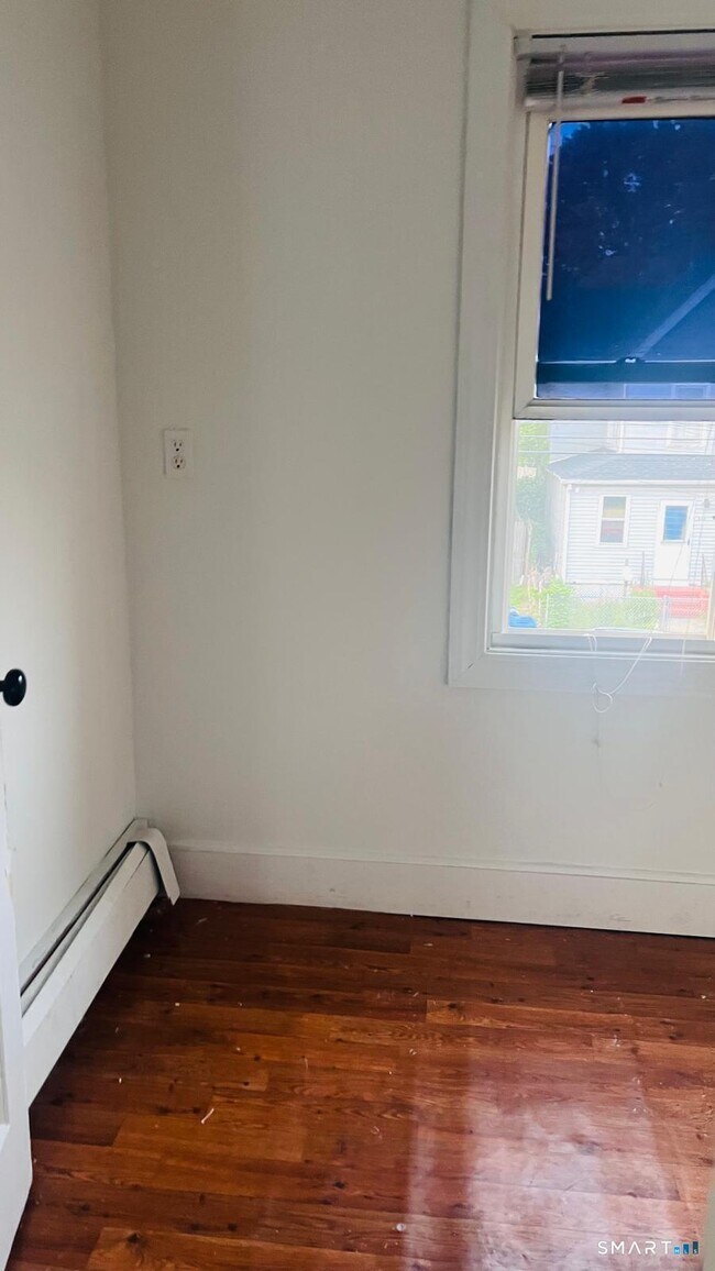 Building Photo - 210 Smith St