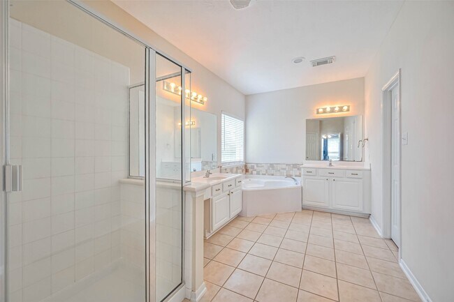 Building Photo - 1007 Riverchase Dr