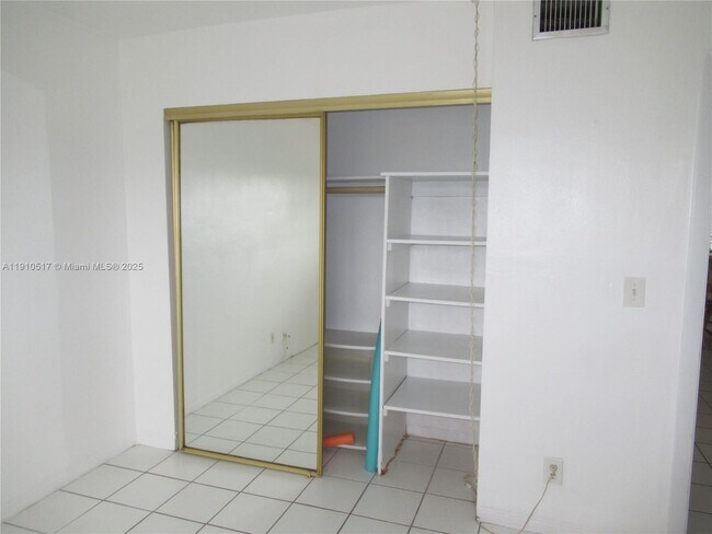 Building Photo - 581 Blue Heron Dr