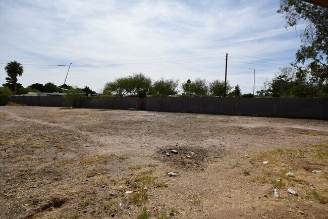 Building Photo - 3 bed 2 bath home in Mesa $1850 per mo plus fees Large Lot