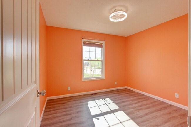 Building Photo - Sweet 3 bed 2 bath.  Cat friendly.