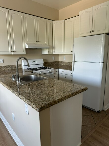 Building Photo - 22651 Del Valle St