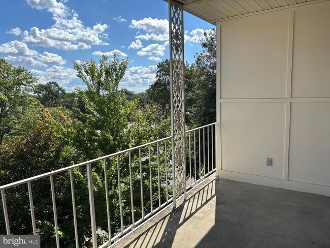 Building Photo - 3115 Patrick Henry Dr