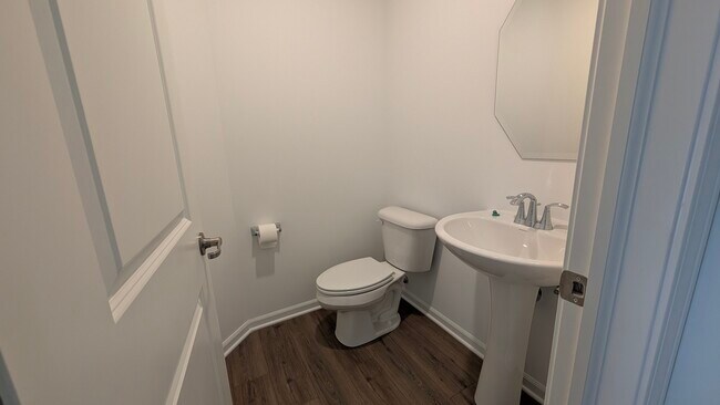 Building Photo - 525 Red Oak Cir