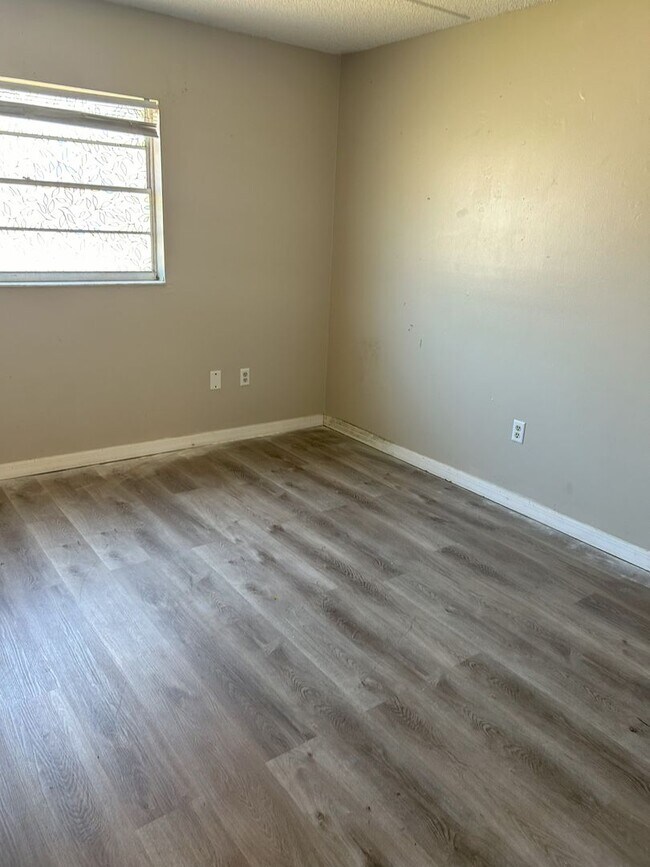 Building Photo - Gated Community 1 Bedroom 1.5 Bath Near Do...