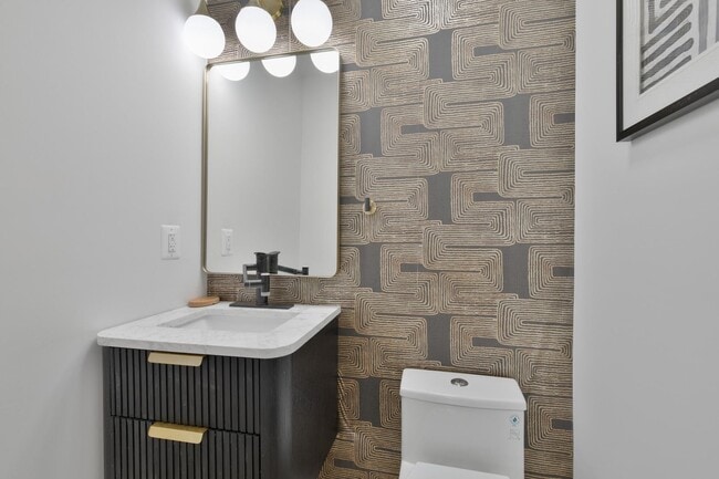 Building Photo - Spacious Fully Renovated Tudor Duplex w/ 3...