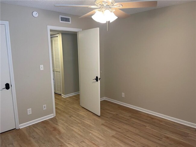 Building Photo - 504-504 Island Dr
