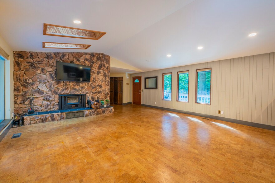 Building Photo - 13 N Summit Dr