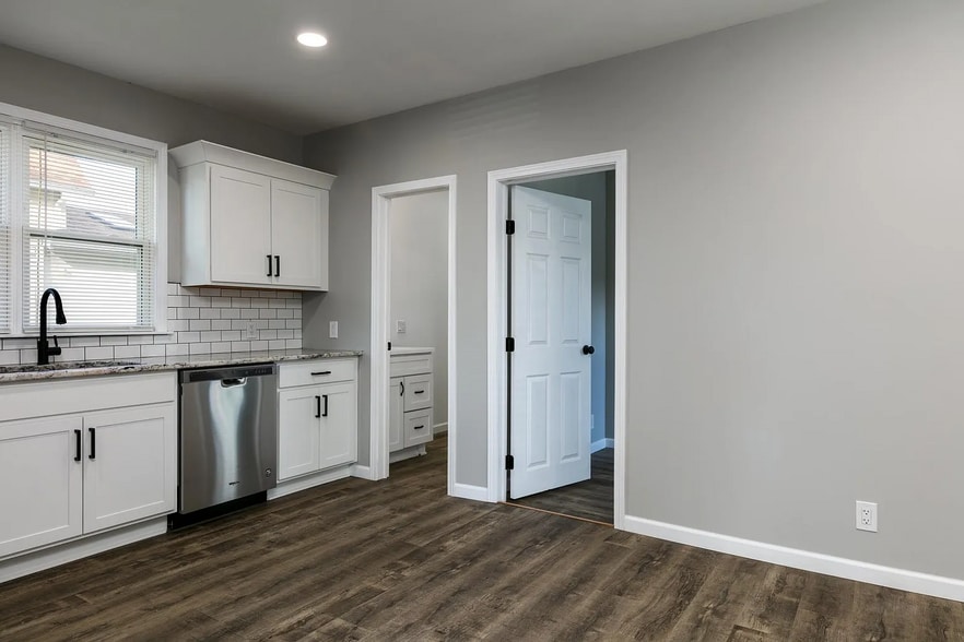 Building Photo - 318 Bronson St