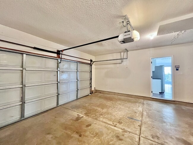 Building Photo - UPDATED, 4 Bedrooms!