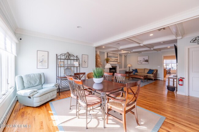 Building Photo - 409 6th Ave