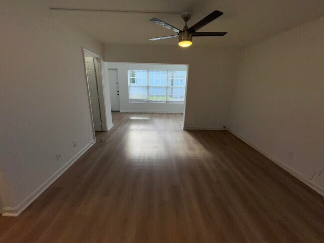 Building Photo - 110 N Lakeside Dr