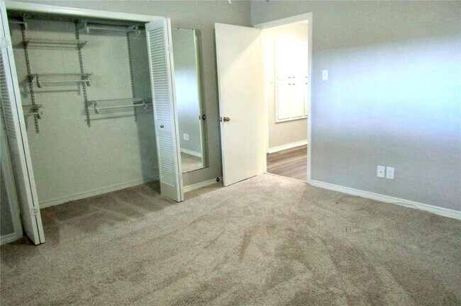 Building Photo - 2913 Ridgedale Dr