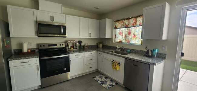 Building Photo - Beautiful 3 Bedroom 2.5 Bathroom Home in E...