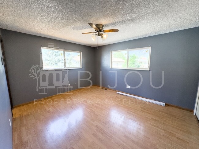 Building Photo - Large Main Level Living