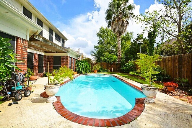 Building Photo - 21523 Santa Clara Dr