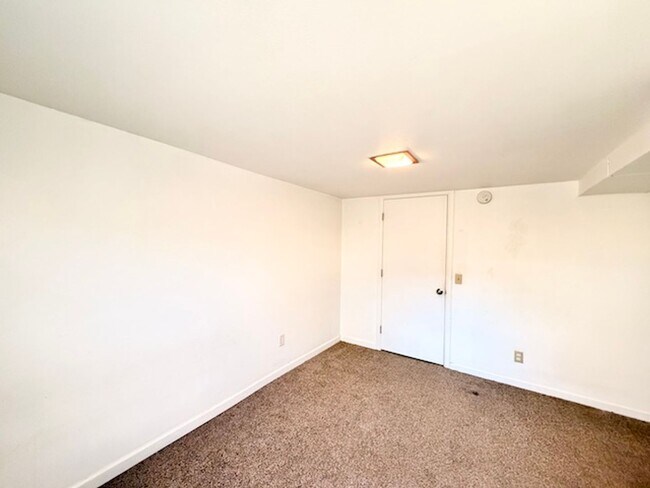 Building Photo - Ideal For Student Housing