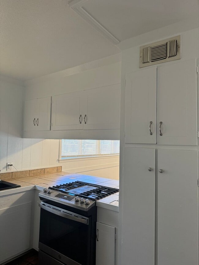 Building Photo - 5359 Jamaica Dr