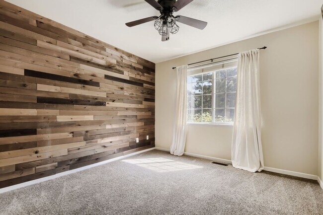Building Photo - Charming 2 bedroom/ 2-bathroom ground floor- Great location - 1 car garage! Move in now get July ...