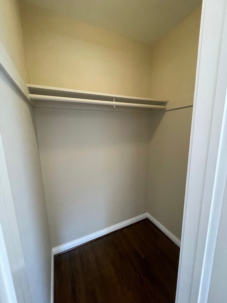 oversized walk in closet - 10887 Flaxton St