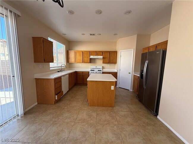 Building Photo - 9950 Shadow Grove Ave