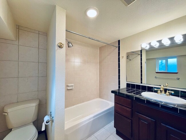 Building Photo - Massive House with Elegant Finishes in Madison Valley!