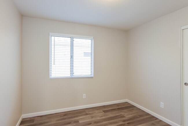 Building Photo - 3 Bedroom Home in Phoenix
