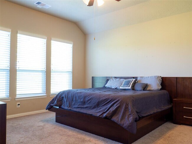 Building Photo - 2419 Doral Dr