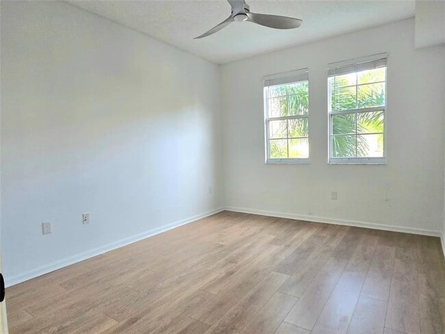 Building Photo - 533 NE 3rd Ave