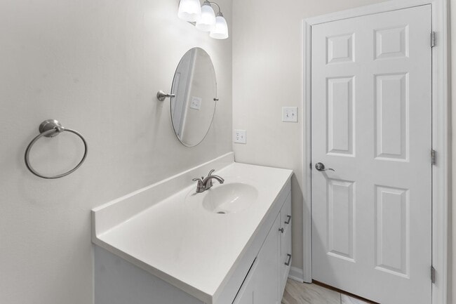 Building Photo - 983 Beverly Dr