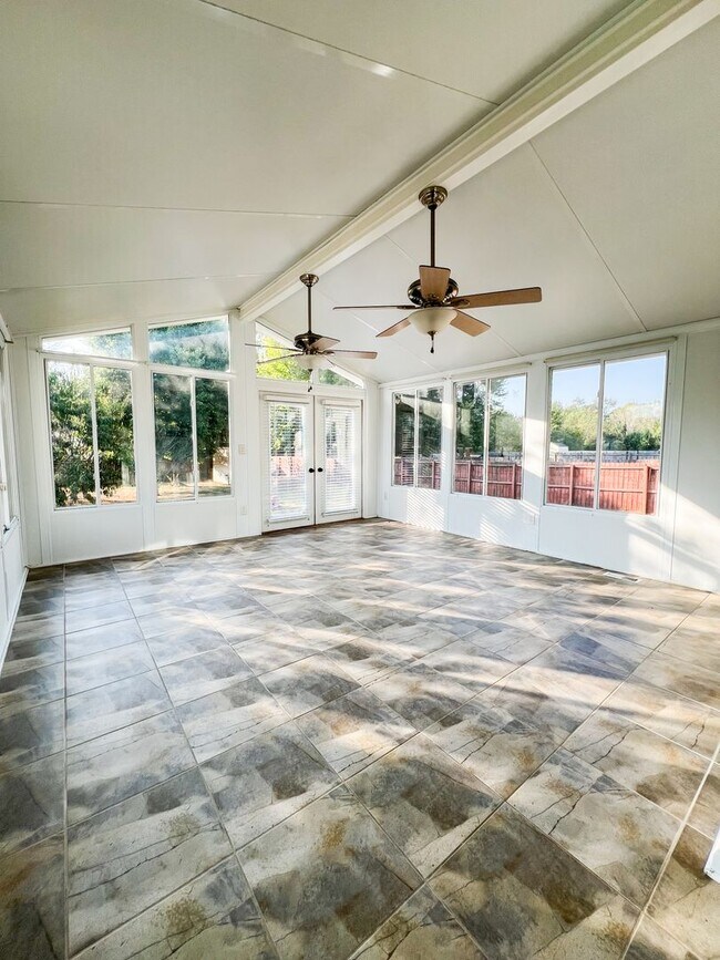 Building Photo - Beautiful Single-Family Home! Bonus Room, ...
